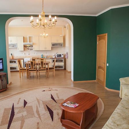 Apartment In 2 Min From Poznyaky Metro Station キエフ エクステリア 写真