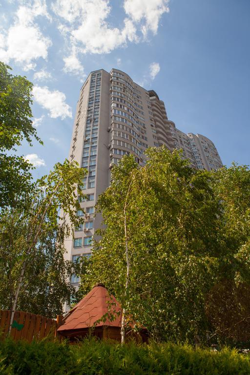 Apartment In 2 Min From Poznyaky Metro Station キエフ エクステリア 写真