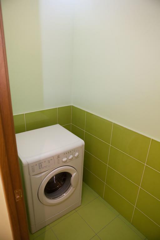 Apartment In 2 Min From Poznyaky Metro Station キエフ エクステリア 写真