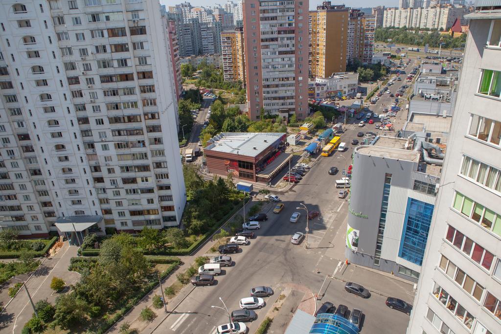 Apartment In 2 Min From Poznyaky Metro Station キエフ エクステリア 写真
