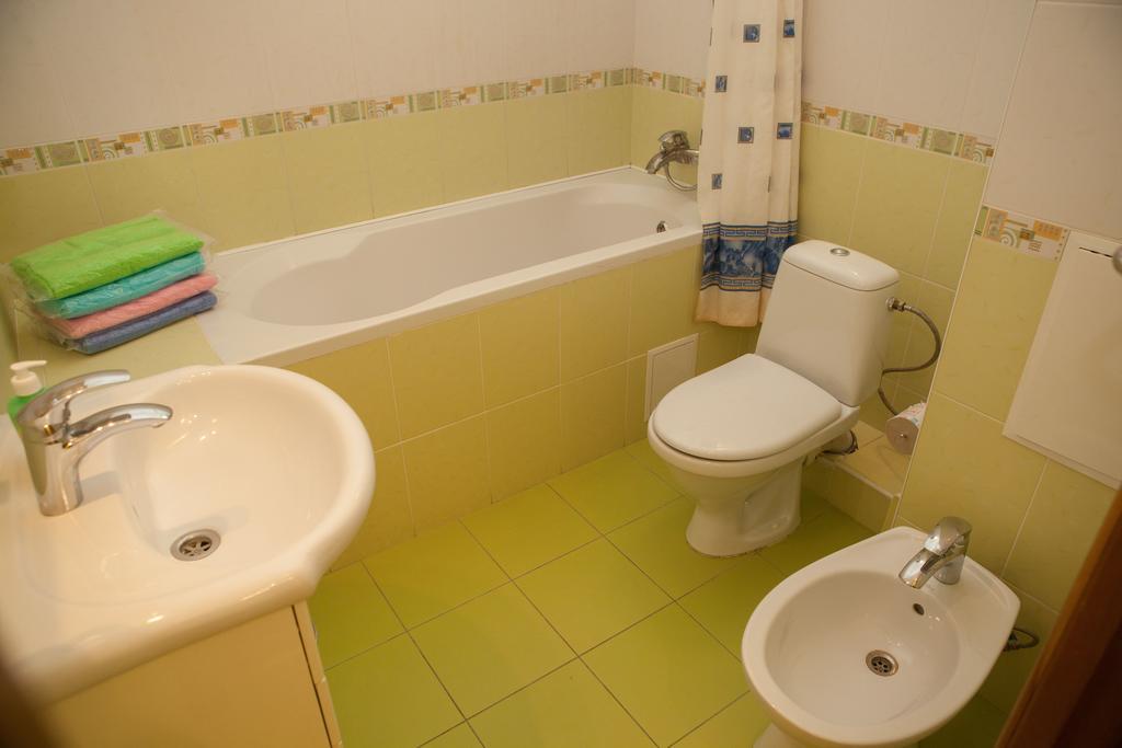 Apartment In 2 Min From Poznyaky Metro Station キエフ エクステリア 写真