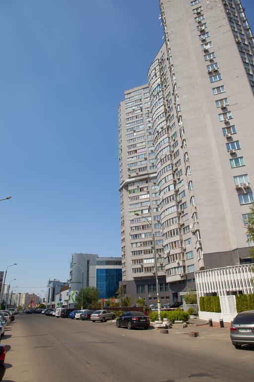 Apartment In 2 Min From Poznyaky Metro Station キエフ エクステリア 写真