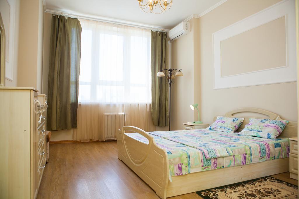 Apartment In 2 Min From Poznyaky Metro Station キエフ エクステリア 写真