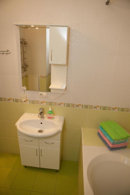 Apartment In 2 Min From Poznyaky Metro Station キエフ エクステリア 写真