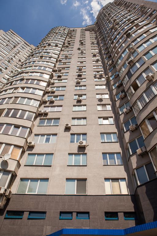 Apartment In 2 Min From Poznyaky Metro Station キエフ エクステリア 写真