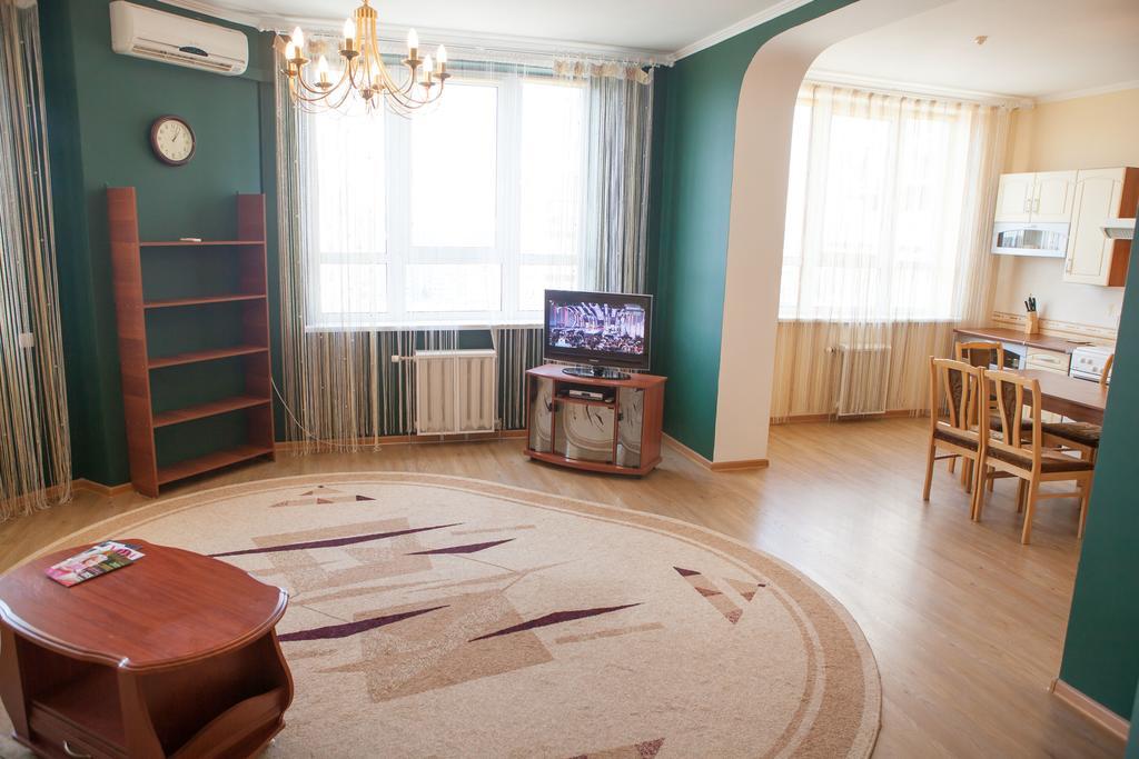 Apartment In 2 Min From Poznyaky Metro Station キエフ エクステリア 写真