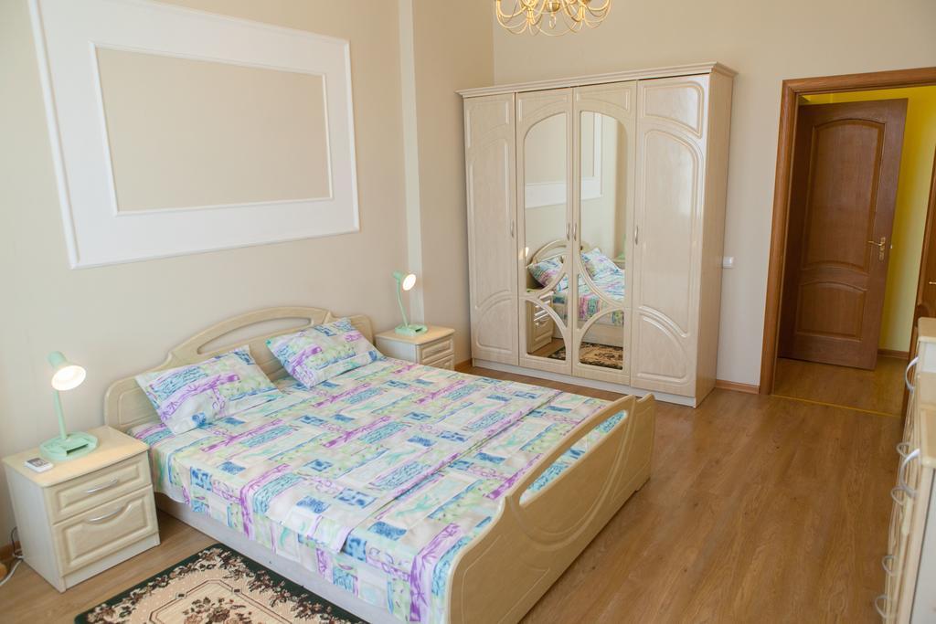 Apartment In 2 Min From Poznyaky Metro Station キエフ エクステリア 写真
