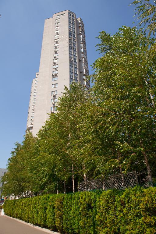 Apartment In 2 Min From Poznyaky Metro Station キエフ エクステリア 写真