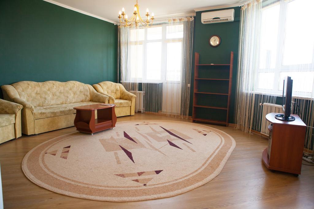 Apartment In 2 Min From Poznyaky Metro Station キエフ エクステリア 写真